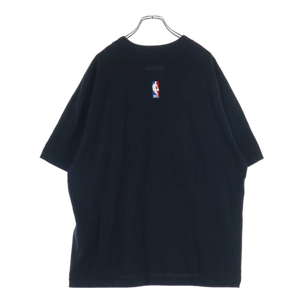 FEAR OF GOD ESSENTIALS(フィアオブゴッド エッセンシャルズ) ×NBA BULLS S/S TEE 半袖 クルーネック Tシャツ カットソー ブラック ‐