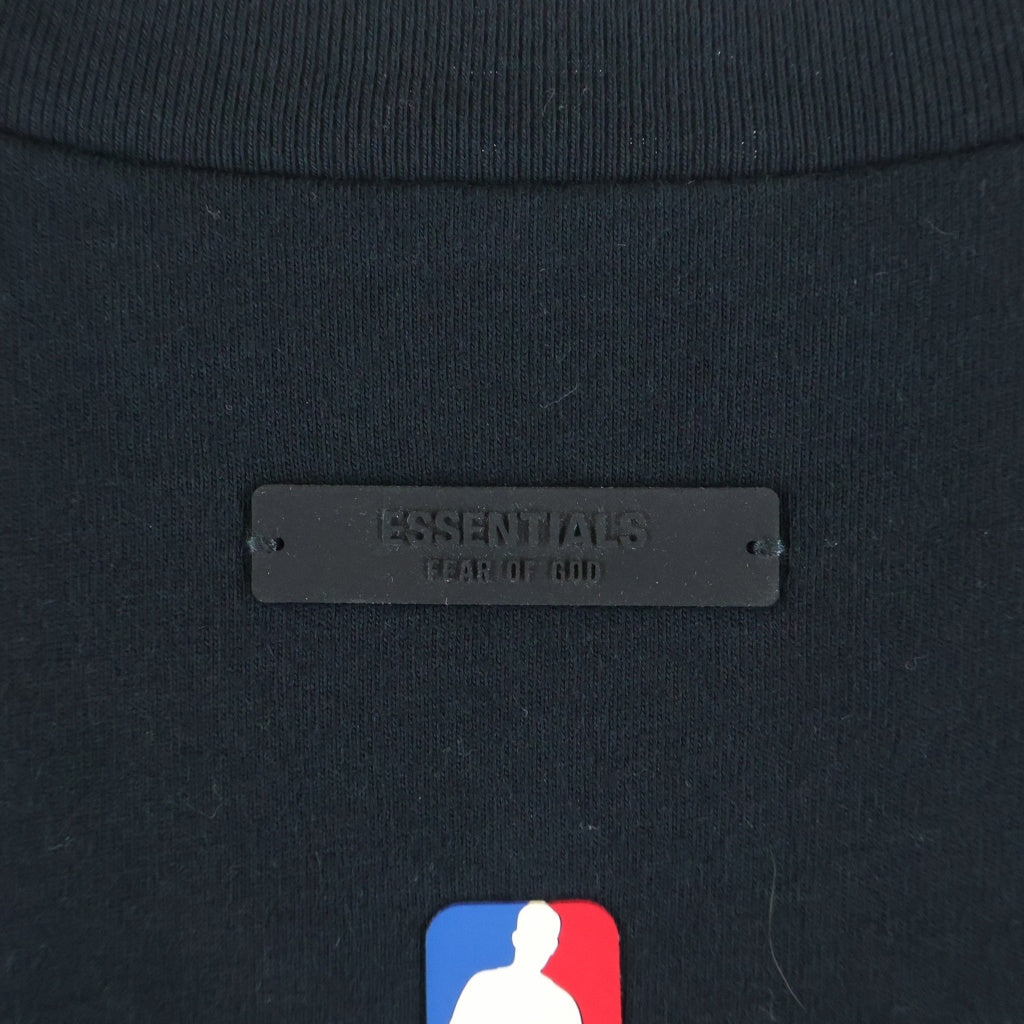 FEAR OF GOD ESSENTIALS(フィアオブゴッド エッセンシャルズ) ×NBA BULLS S/S TEE 半袖 クルーネック Tシャツ カットソー ブラック ‐