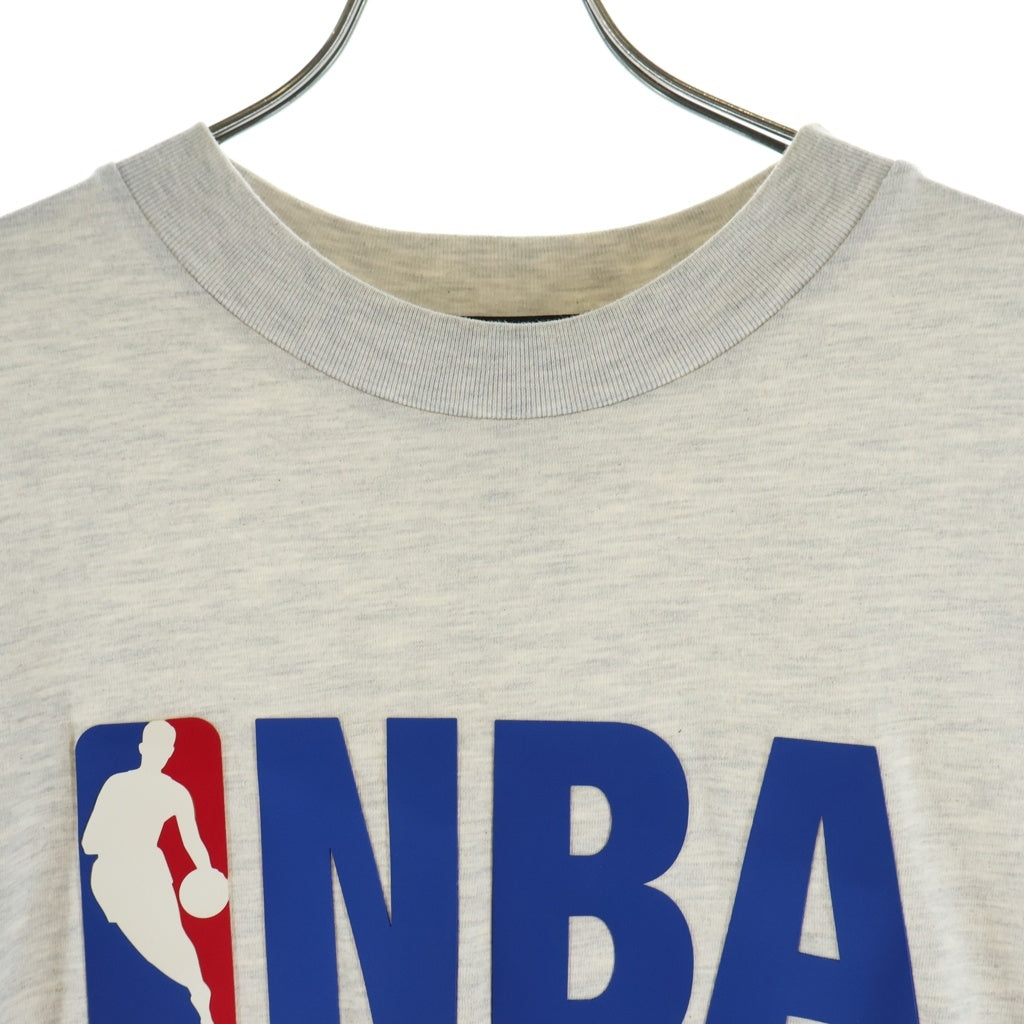 FEAR OF GOD ESSENTIALS(フィアオブゴッド エッセンシャルズ) ×NBA LOGO S/S TEE 半袖 クルーネック Tシャツ カットソー グレー -