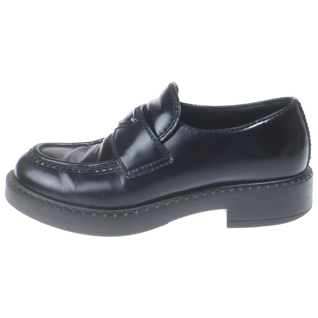 PRADA(プラダ) トライアングルロゴプレート ブラッシュドレザー ローファー ブラック 2DE127