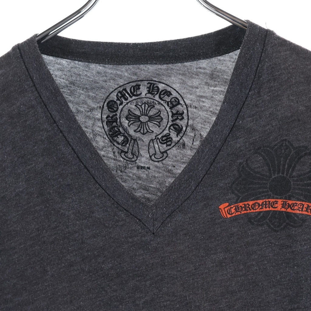 CHROME HEARTS(クロムハーツ) CHプラス バックホースシュープリント Vネック 半袖Tシャツ ショートスリーブカットソー グレー