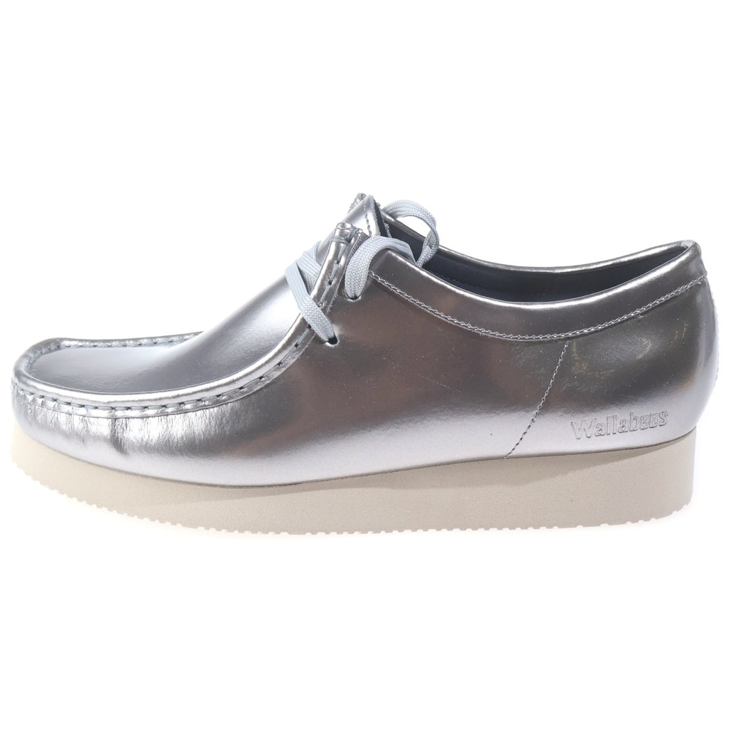 Clarks(クラークス) Wallabee 2604 ワラビー シルバーパテント ローカットシューズ チャーム シルバー 6198203