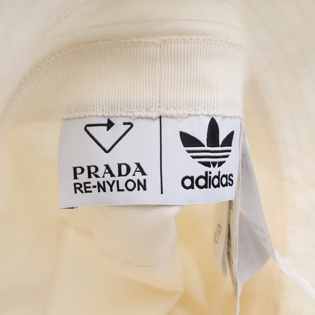 PRADA(プラダ) ×adidas RE-NYLON トライアングルロゴプレート 3ストライプ バケットハット ホワイト 2HC137 1WQ8 レディース