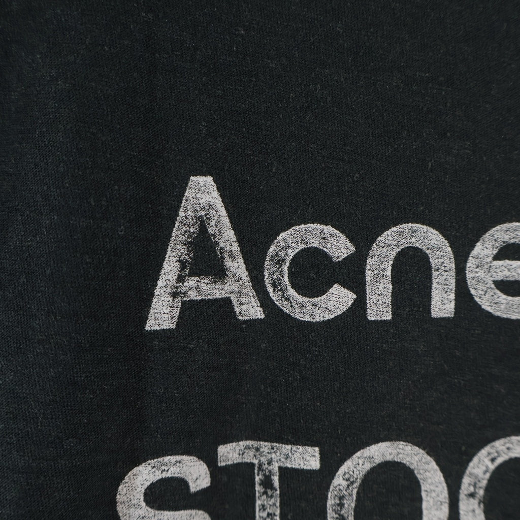 Acne Studios(アクネ ストゥディオズ) スプレー加工ロゴプリント クルーネック 半袖Tシャツ ブラック FN-UX-TSHI000016