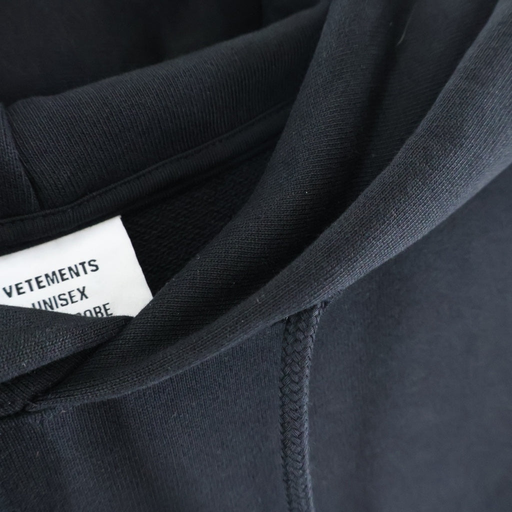VETEMENTS(ヴェトモン) フロントロゴ刺繍 プルオーバーパーカー ブラック