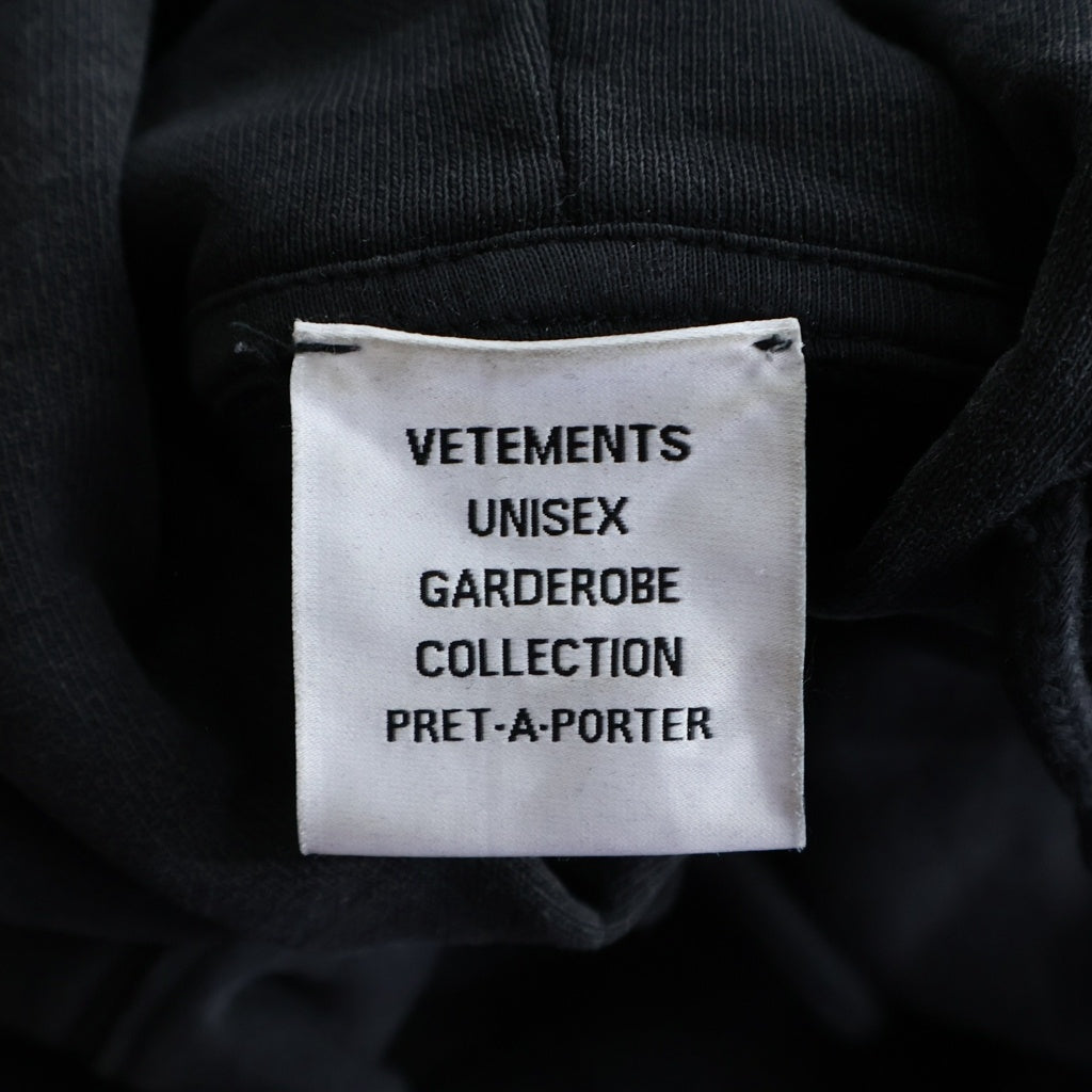 VETEMENTS(ヴェトモン) 24AW Woven Label Logo Hoodie ロゴ入り プルオーバーパーカー ブラック UA65HD280B