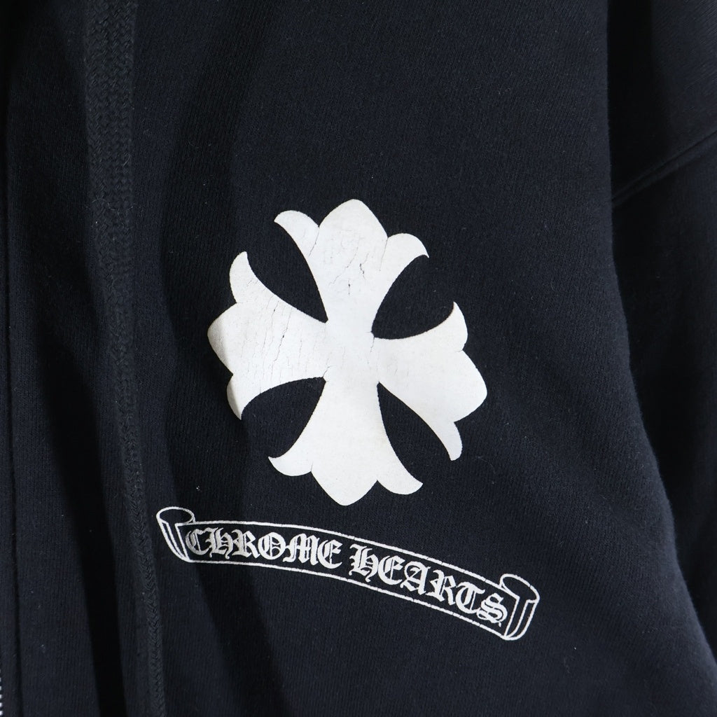 CHROME HEARTS(クロムハーツ) CHプラス スクロールラベル プリント 裏地サーマル ダガージップアップパーカー
