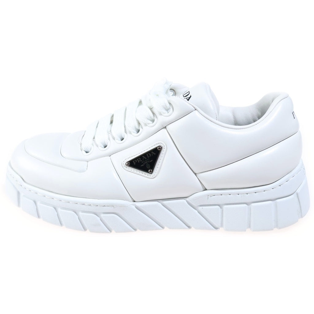 PRADA(プラダ) パデッドナッパレザー 三角ロゴプレート ローカットスニーカー ホワイト 2EE386
