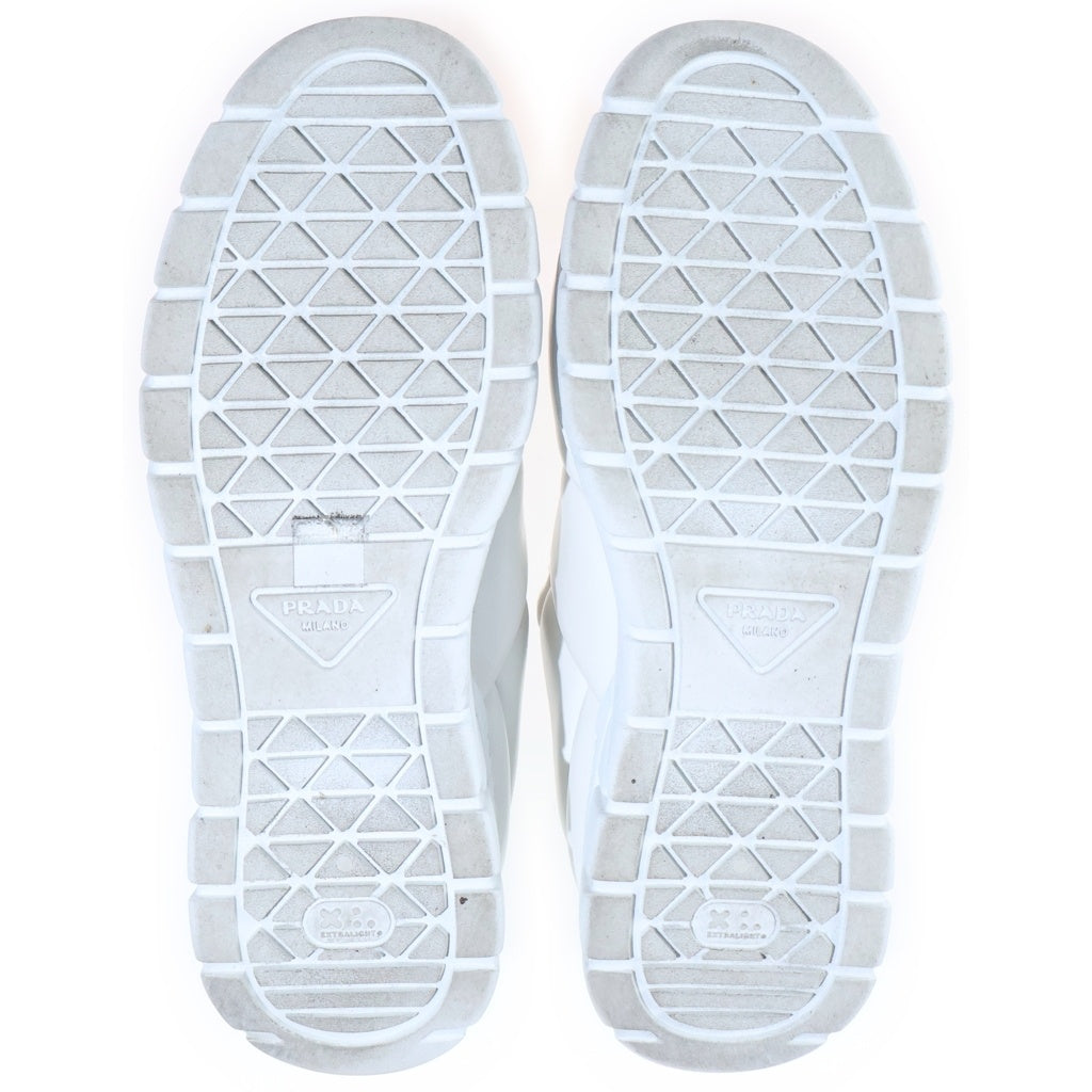 PRADA(プラダ) パデッドナッパレザー 三角ロゴプレート ローカットスニーカー ホワイト 2EE386