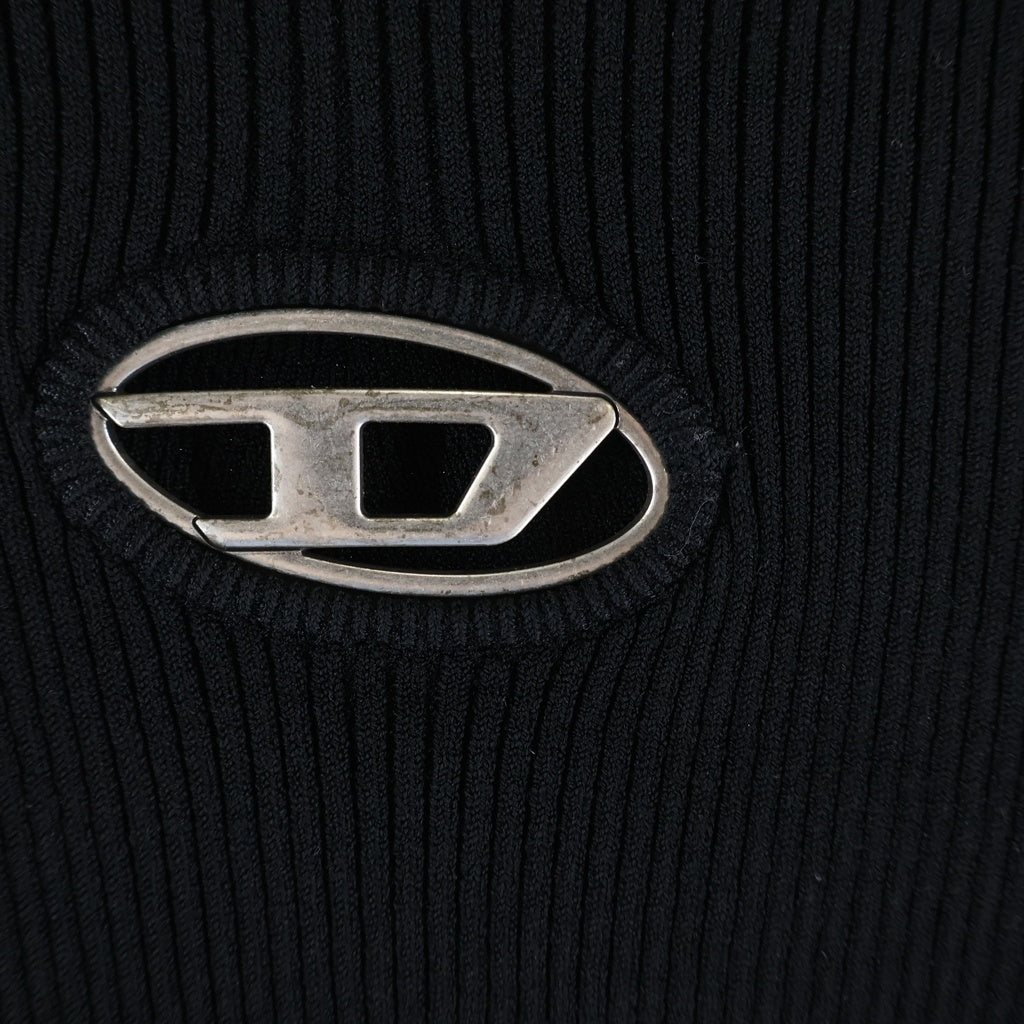 DIESEL(ディーゼル) 24SS M-VALARY フロント メタルオーバルDロゴプレート クルーネック 長袖ニット ブラック レディース 0DLAX