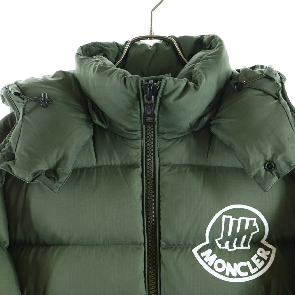 MONCLER(モンクレール) 20AW ×UNDEFEATED アンディフィーテッド ARENSKY アレンスキー ロゴプリント ダウンジャケット カーキ F20921A51710