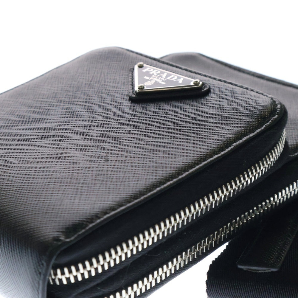PRADA(プラダ) サフィアーノ トライアングルロゴプレート レザーショルダーバッグ スマートフォンケース ブラック 2ZH126 三角ロゴ