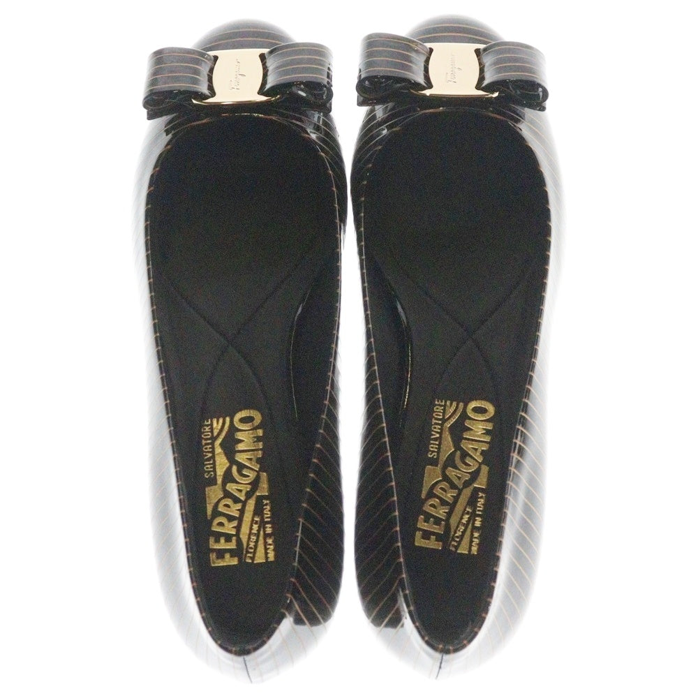 Salvatore Ferragamo(サルヴァトーレ フェラガモ) ヴァラリボン パテントレザー ストライプ パンプス ブラック レディース
