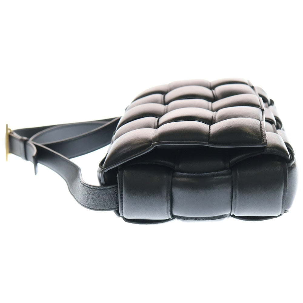 BOTTEGA VENETA(ボッテガヴェネタ) マキシイントレチャート パデット カセット レザーショルダーバッグ ブラック