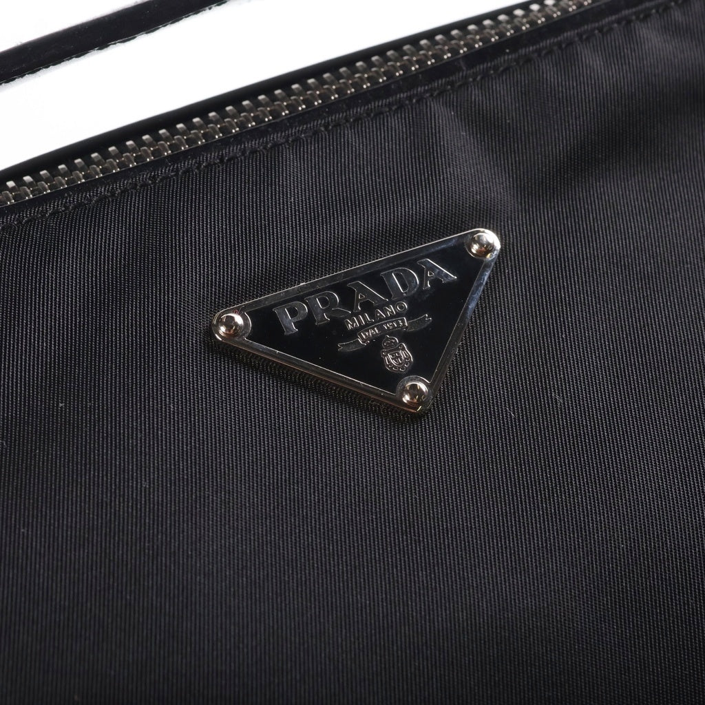 PRADA(プラダ) トライアングルロゴ ワンショルダーバッグ ブラック ナイロン シルバー金具 レディース