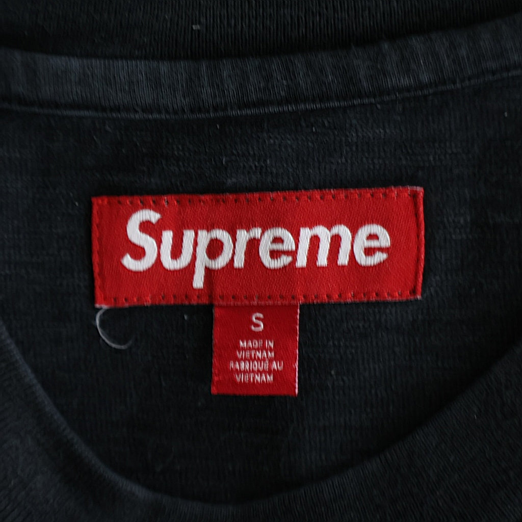 SUPREME(シュプリーム) 25SS S/S Pocket Tee ロゴ刺繍 ポケット付き クルーネック 半袖Tシャツ カットソー ブラック