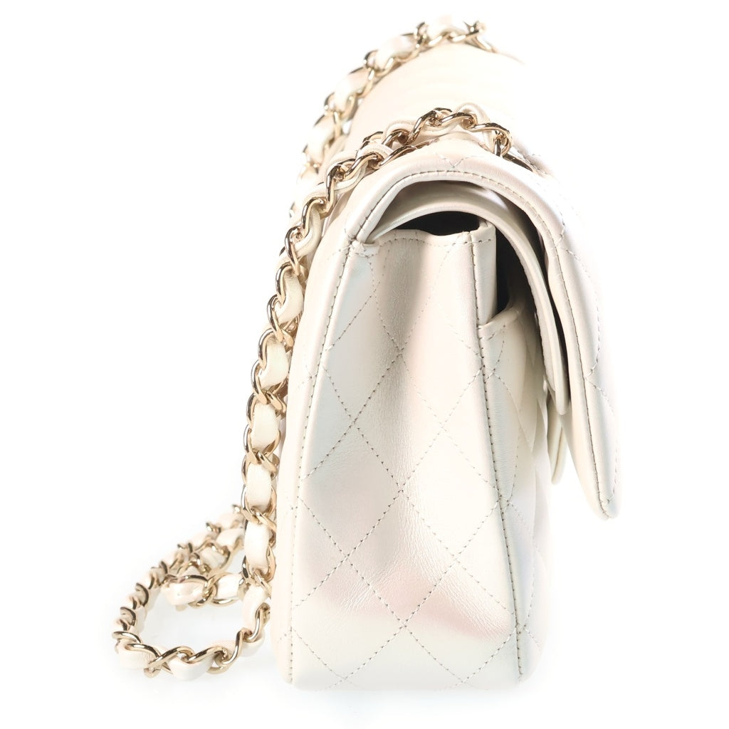 CHANEL(シャネル) マトラッセ25 ダブル フラップ チェーンショルダーバッグ ラムスキン レザー ゴールド金具 メタリックホワイト プレート レディース