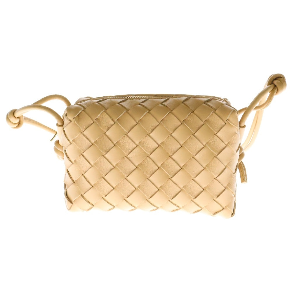 BOTTEGA VENETA(ボッテガヴェネタ) イントレチャート レザー ミニループ クロスボディカメラバッグ アーモンド