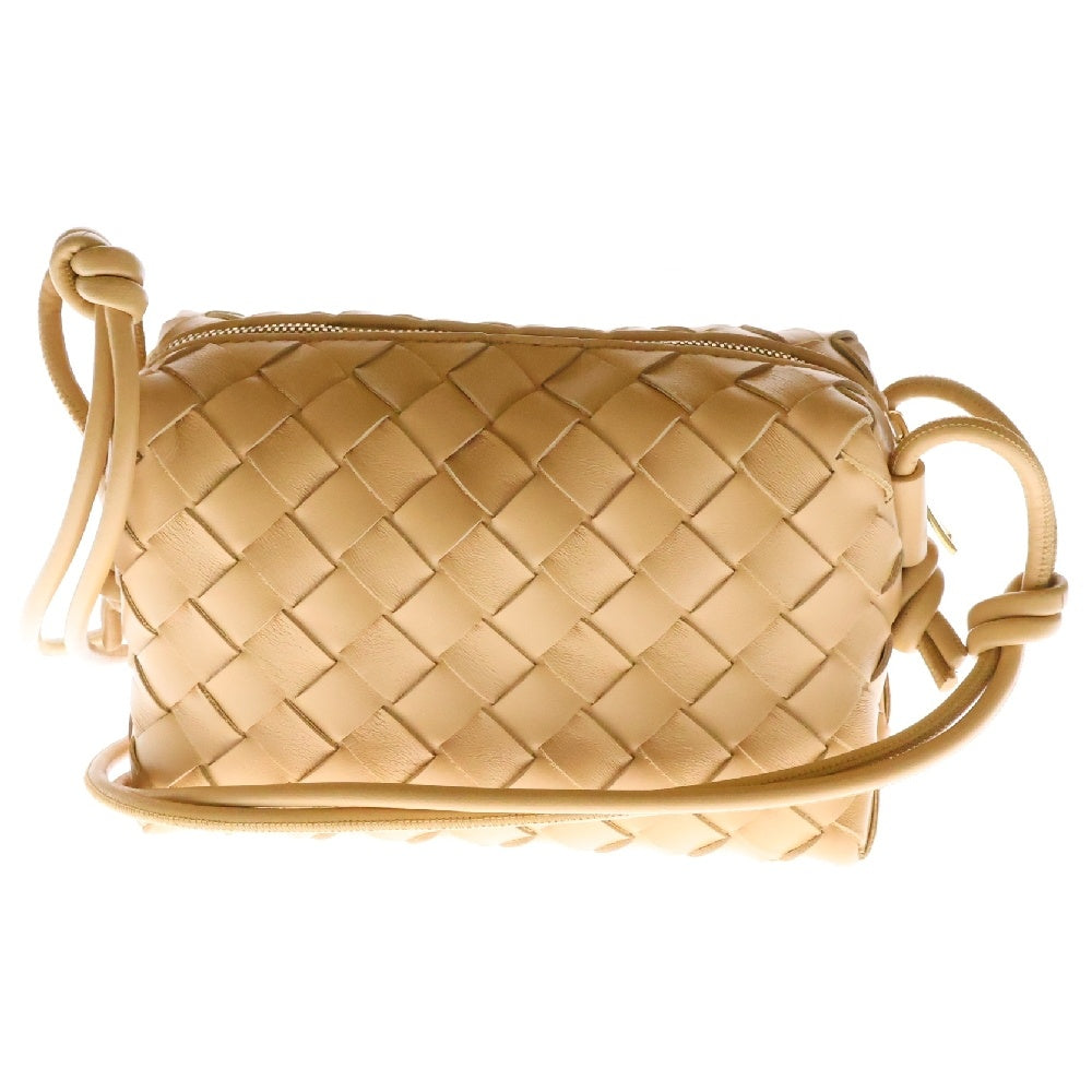 BOTTEGA VENETA(ボッテガヴェネタ) イントレチャート レザー ミニループ クロスボディカメラバッグ アーモンド
