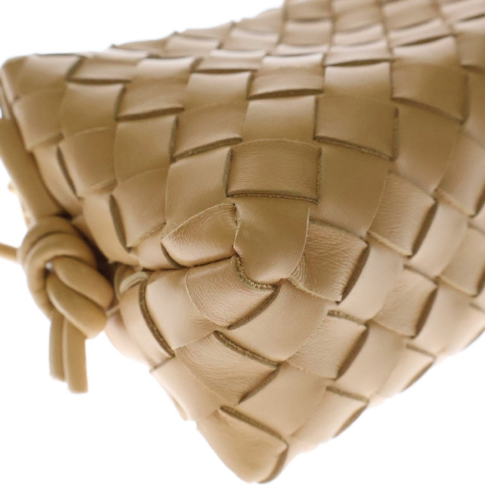 BOTTEGA VENETA(ボッテガヴェネタ) イントレチャート レザー ミニループ クロスボディカメラバッグ アーモンド