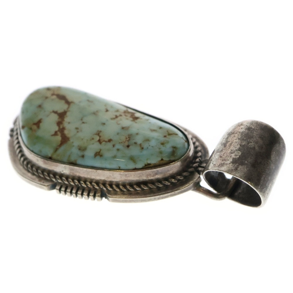 INDIAN JEWELRY(インディアンジュエリー) ナバホ族 ターコイズ オーバル ベイル付き サンチェス ネックレストップ ターコイズブルー/シルバー