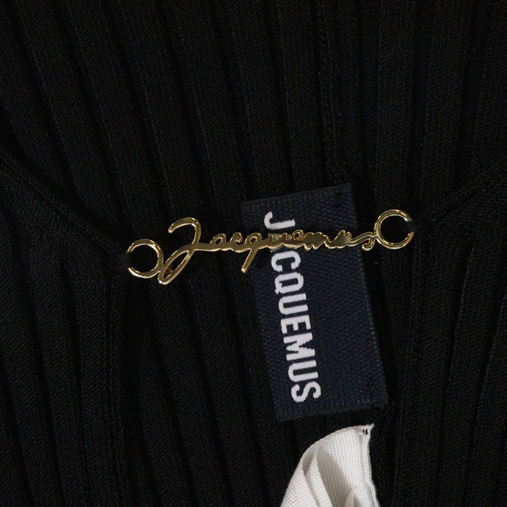 JACQUEMUS(ジャックムス) チャームロゴ クロップド丈 マイクロリブニットカーディガン ブラック レディース 213KN108-2190-990