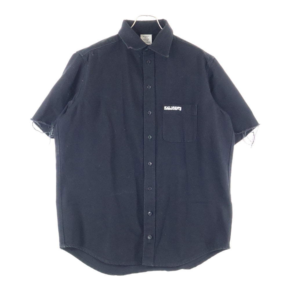 VETEMENTS(ヴェトモン) 19SS バック刺繍カットオフ ワークシャツ 半袖シャツ ブラック USS196060