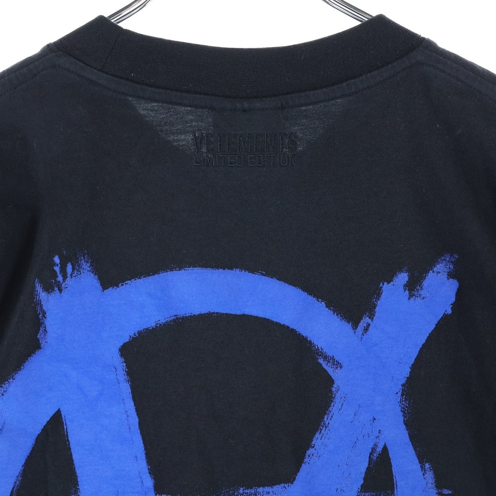 VETEMENTS(ヴェトモン) 24SS ANARCHY アナーキープリント 半袖Tシャツ クルーネックカットソー ブラック UE64TR990BN