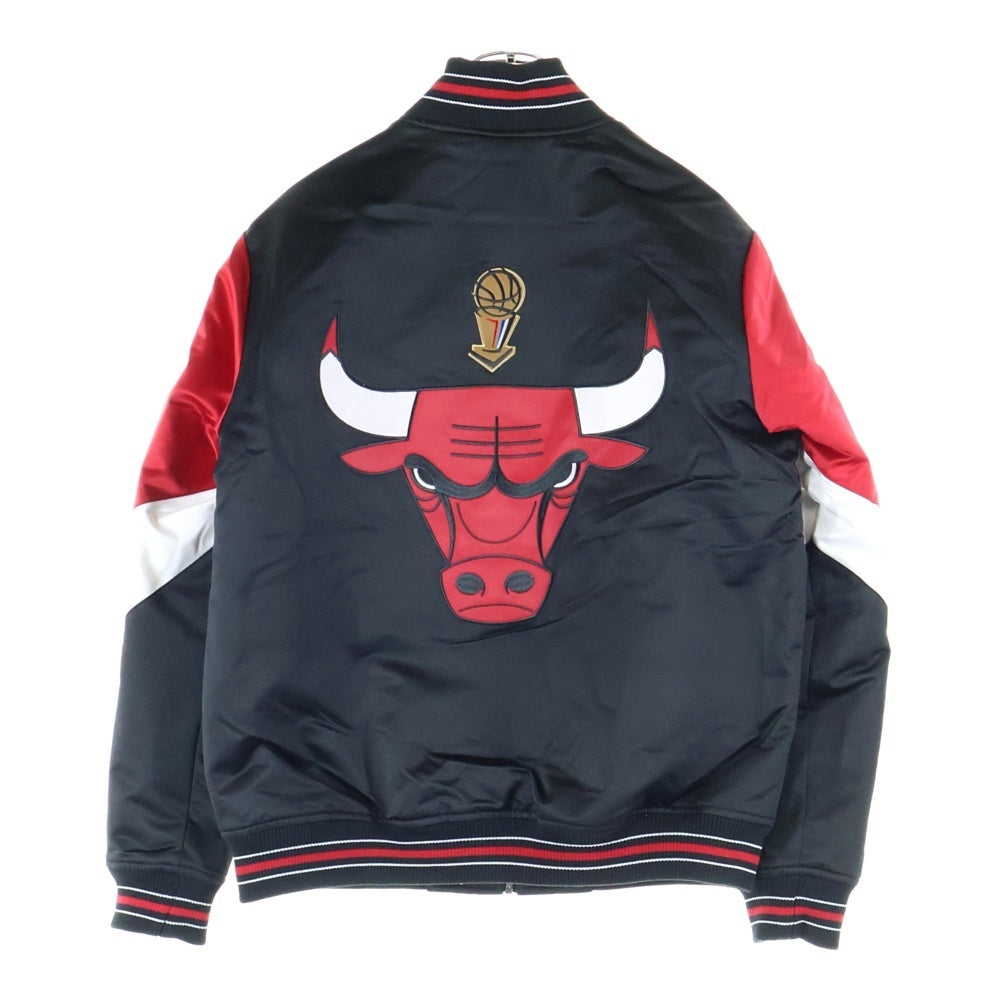 NBA(エヌビーエー) NBA CHICAGO BULLS HEVYWEIGHT JACKET シカゴブルズ サテン スタジャン ジャケット ブラック/レッド