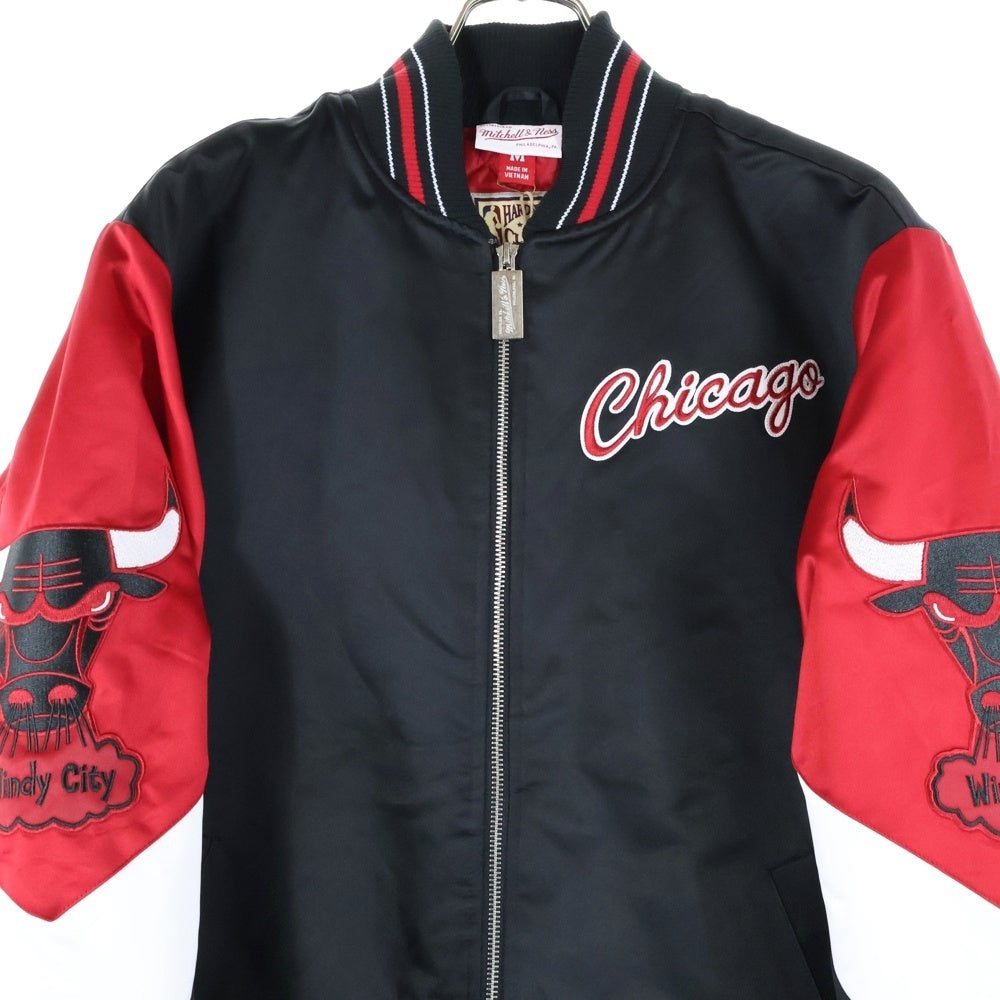 NBA(エヌビーエー) NBA CHICAGO BULLS HEVYWEIGHT JACKET シカゴブルズ サテン スタジャン ジャケット ブラック/レッド