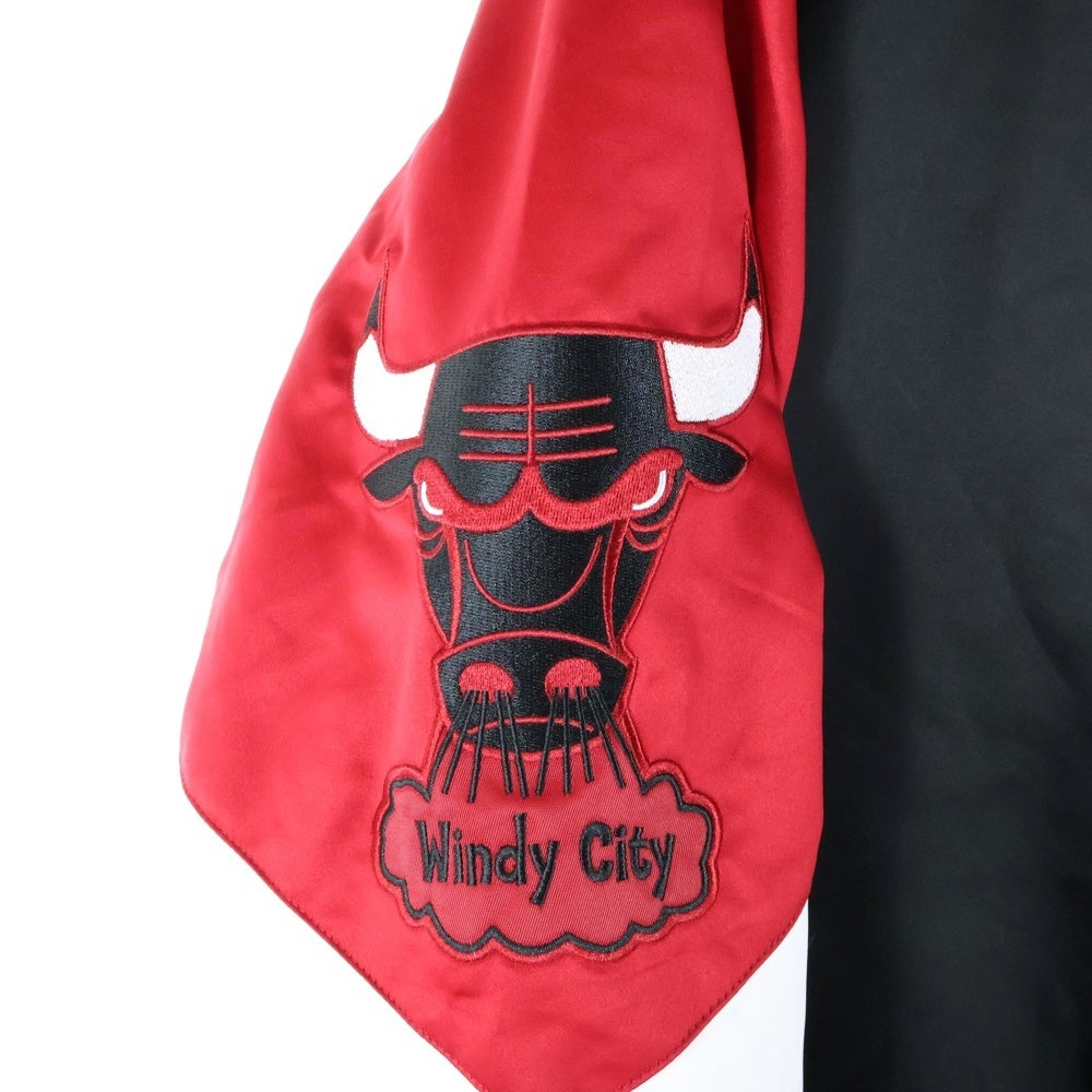 NBA(エヌビーエー) NBA CHICAGO BULLS HEVYWEIGHT JACKET シカゴブルズ サテン スタジャン ジャケット ブラック/レッド