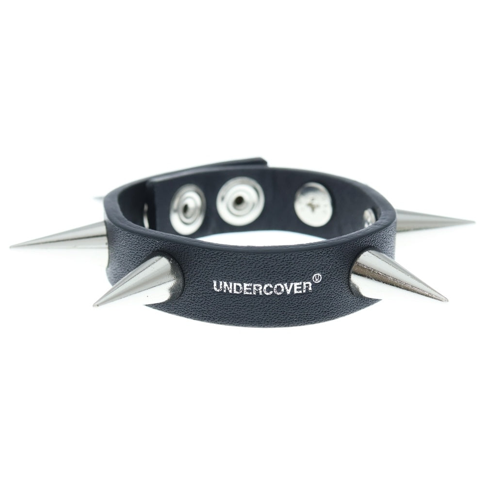 UNDERCOVER(アンダーカバー) 25SS カウハイドレザー ブレスレット コーンスタッズロゴ箔押しプリントスナップボタンバングル ブラック/シルバー UP1E4A04