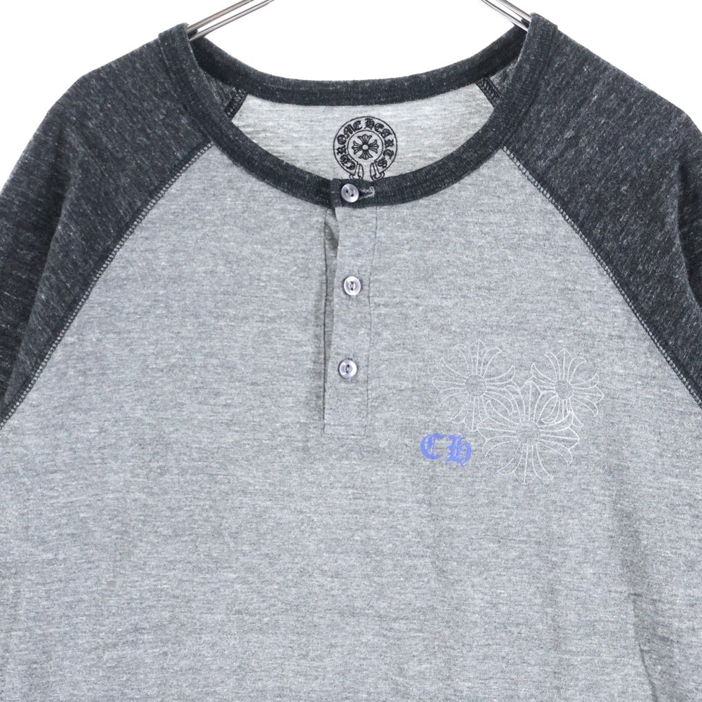CHROME HEARTS(クロムハーツ) CH PLS ヘンリーネック CHプラスプリント ラグラン 長袖Tシャツ ロンT カットソー グレー