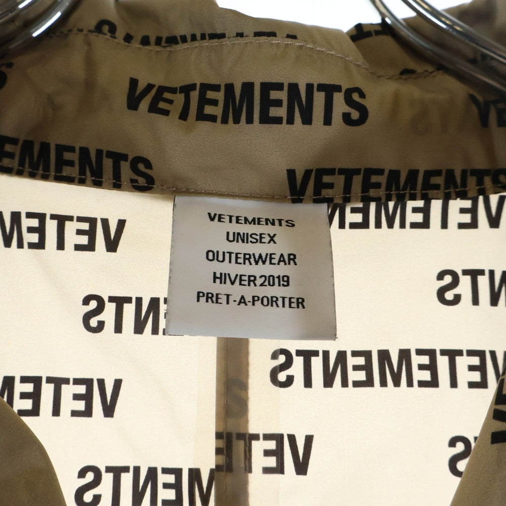 VETEMENTS(ヴェトモン) 18AW MONOGRAM RAINCOAT ロゴ総柄 ナイロン ロングコート レインコート ベージュ UAH19JA301