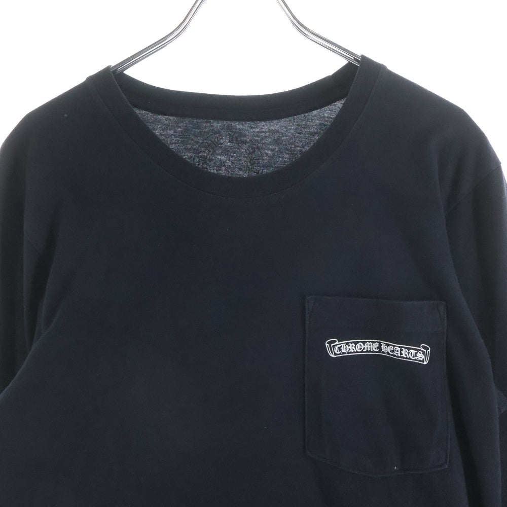 CHROME HEARTS(クロムハーツ) Scroll Logo L/S Pocket T-shirt スクロールロゴ 袖ロゴプリント クルーネック長袖ポケットTシャツ カットソー ブラック