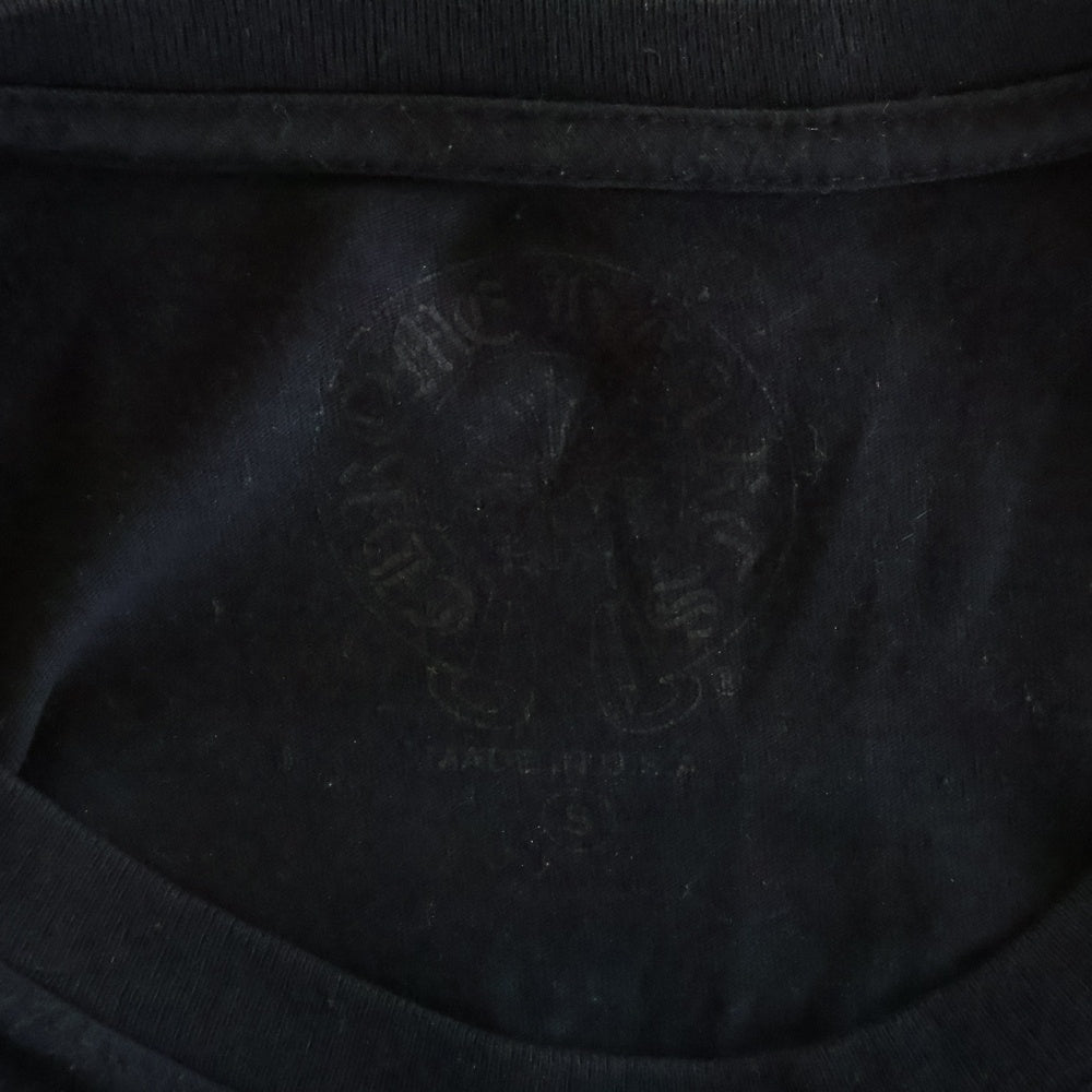 CHROME HEARTS(クロムハーツ) Scroll Logo L/S Pocket T-shirt スクロールロゴ 袖ロゴプリント クルーネック長袖ポケットTシャツ カットソー ブラック