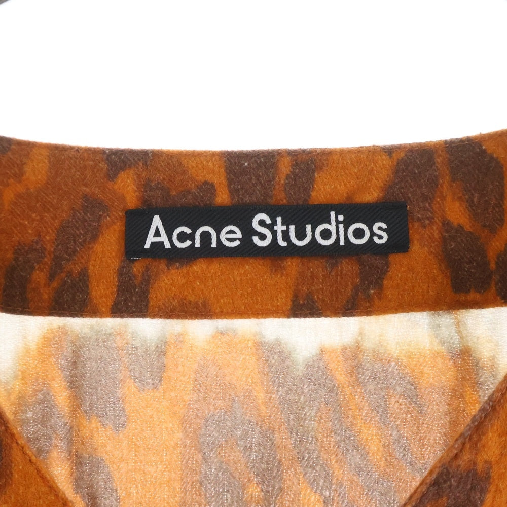 Acne Studios(アクネ ストゥディオズ) ノーカラー レオパード総柄 長袖シャツ オレンジ CB0037