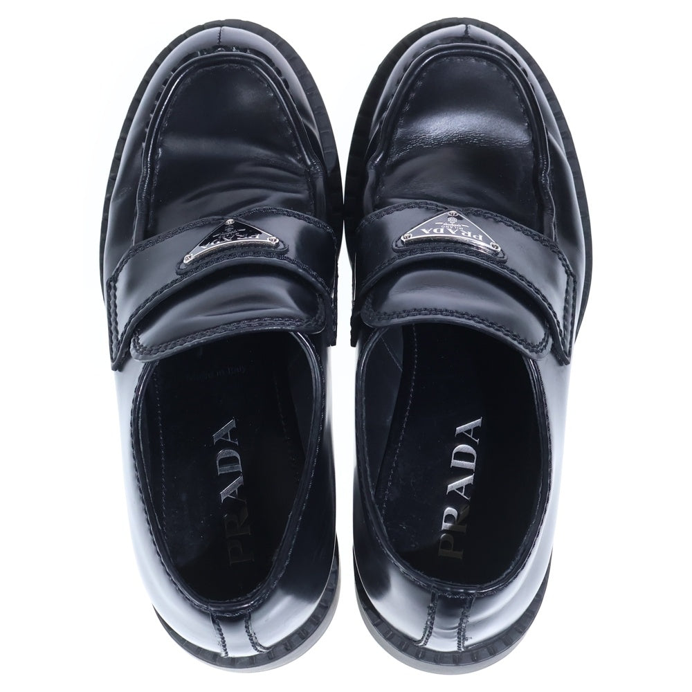 PRADA(プラダ) トライアングルロゴプレート ブラッシュドレザー ローファー ブラック 2DE127