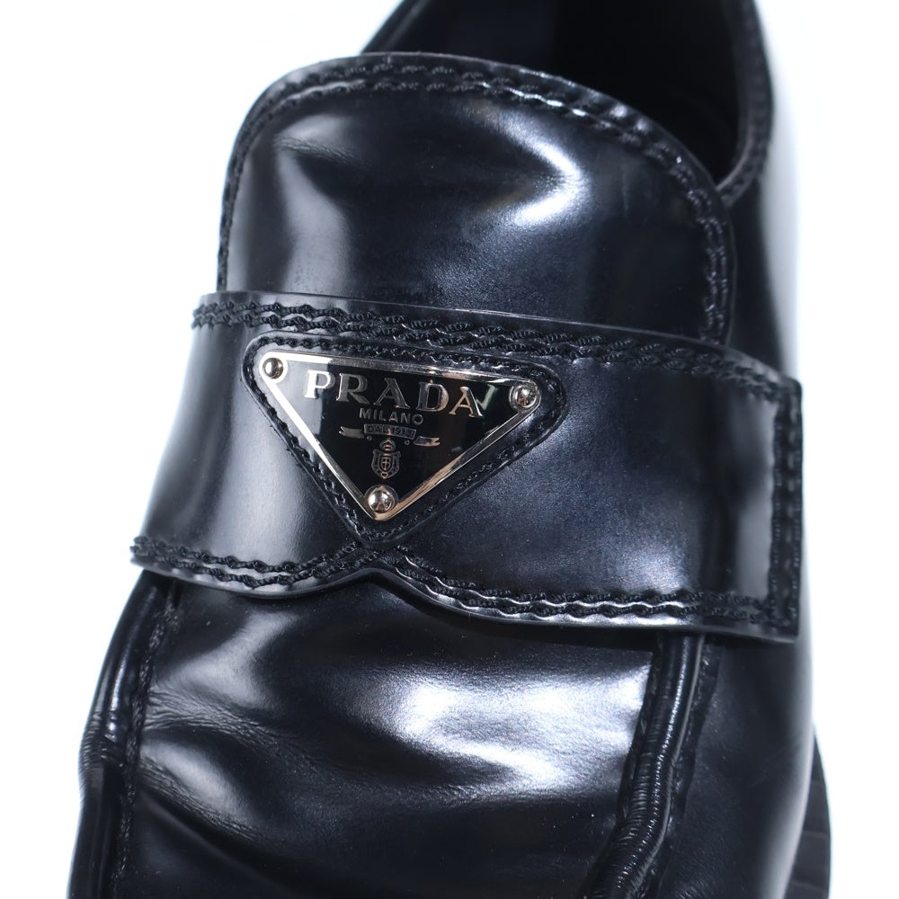 PRADA(プラダ) トライアングルロゴプレート ブラッシュドレザー ローファー ブラック 2DE127