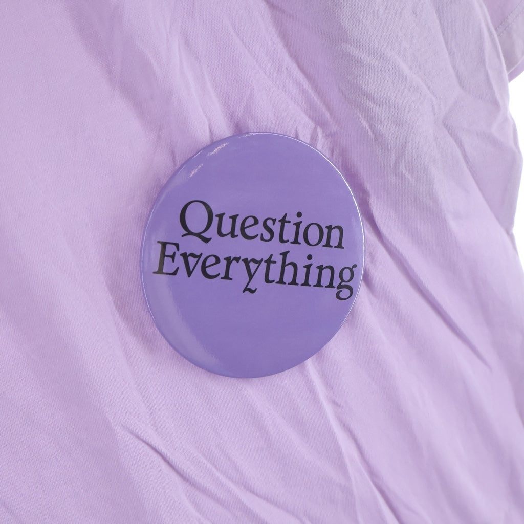 RAF SIMONS(ラフシモンズ) Question Everything T-shirt フロントグラフィック缶バッチ付き 半袖Tシャツ カットソー パープル 918214