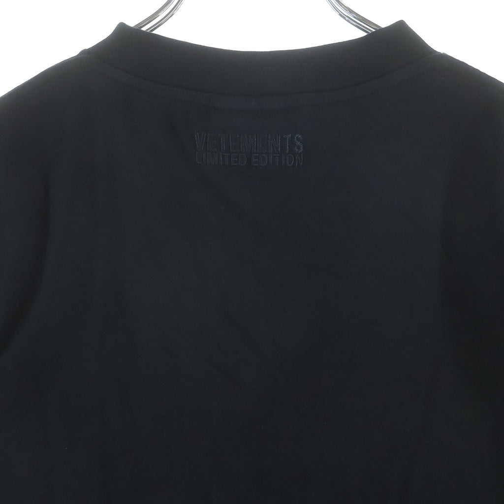 VETEMENTS(ヴェトモン) 25SS OVAL LOGO S/S TEE オーバルロゴプリント クルーネック半袖カットソーTシャツ ブラック