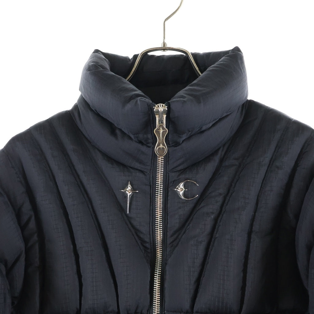 THUG CLUB(サグクラブ) 24AW ロゴプレート付き ジップアップナイロンダウンジャケット ブラック TC24PA0101