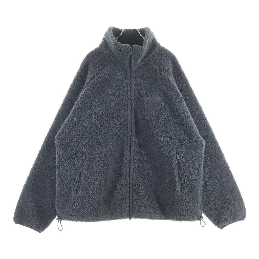 FEAR OF GOD ESSENTIALS(フィアオブゴッド エッセンシャルズ) FLEECE 胸ラバーロゴプレート ジップアップ フリースジャケット グレー