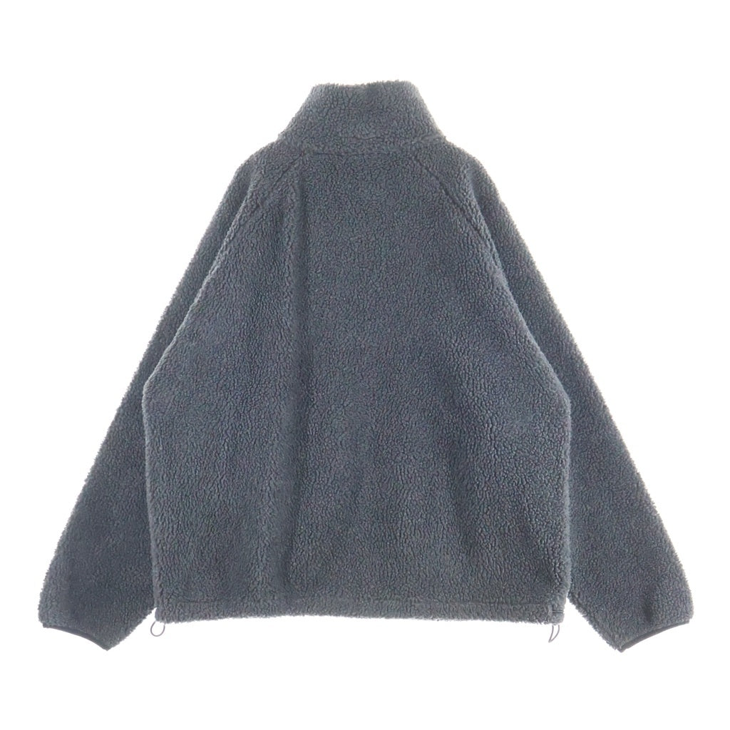 FEAR OF GOD ESSENTIALS(フィアオブゴッド エッセンシャルズ) FLEECE 胸ラバーロゴプレート ジップアップ フリースジャケット グレー