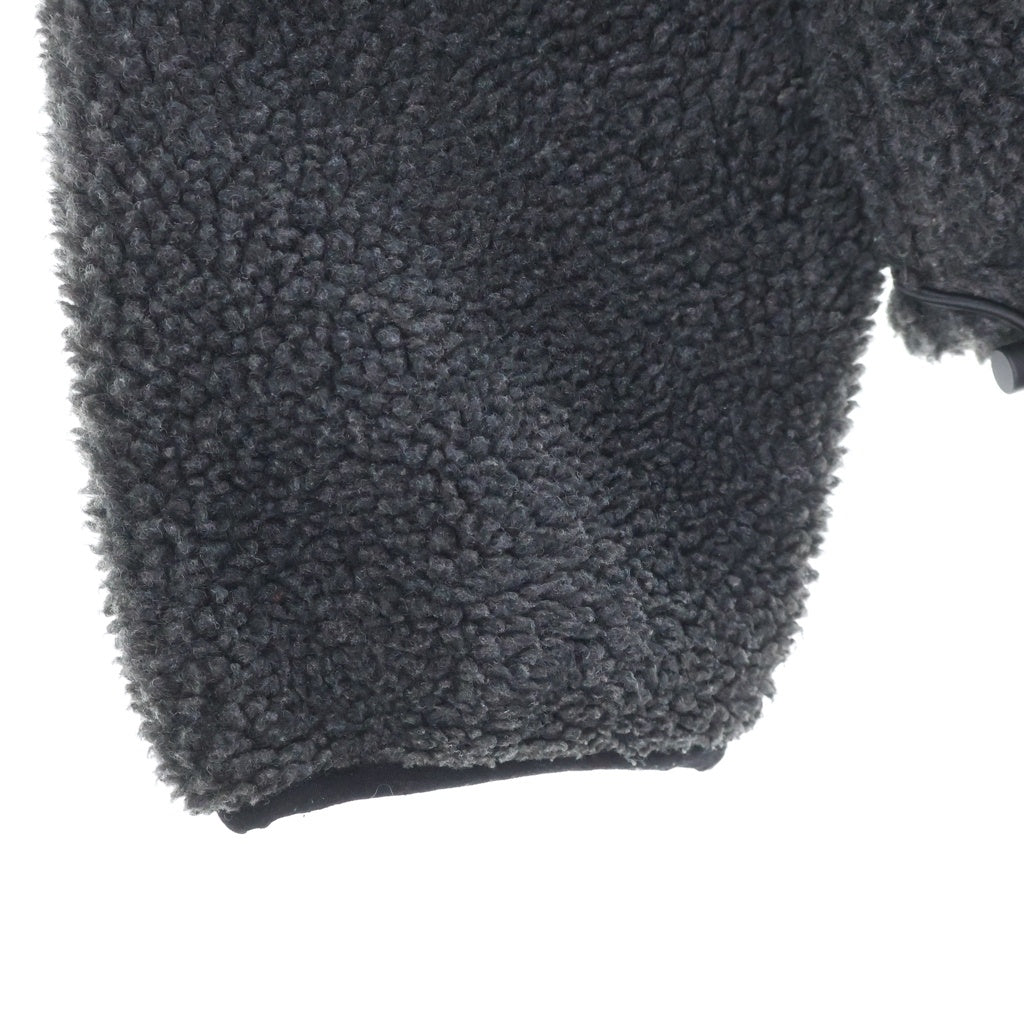 FEAR OF GOD ESSENTIALS(フィアオブゴッド エッセンシャルズ) FLEECE 胸ラバーロゴプレート ジップアップ フリースジャケット グレー