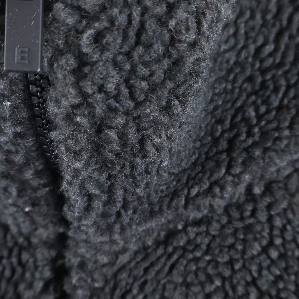 FEAR OF GOD ESSENTIALS(フィアオブゴッド エッセンシャルズ) FLEECE 胸ラバーロゴプレート ジップアップ フリースジャケット グレー