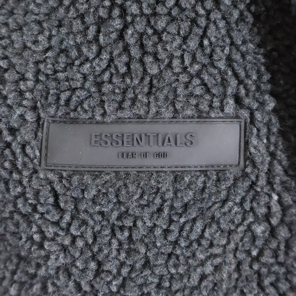 FEAR OF GOD ESSENTIALS(フィアオブゴッド エッセンシャルズ) FLEECE 胸ラバーロゴプレート ジップアップ フリースジャケット グレー