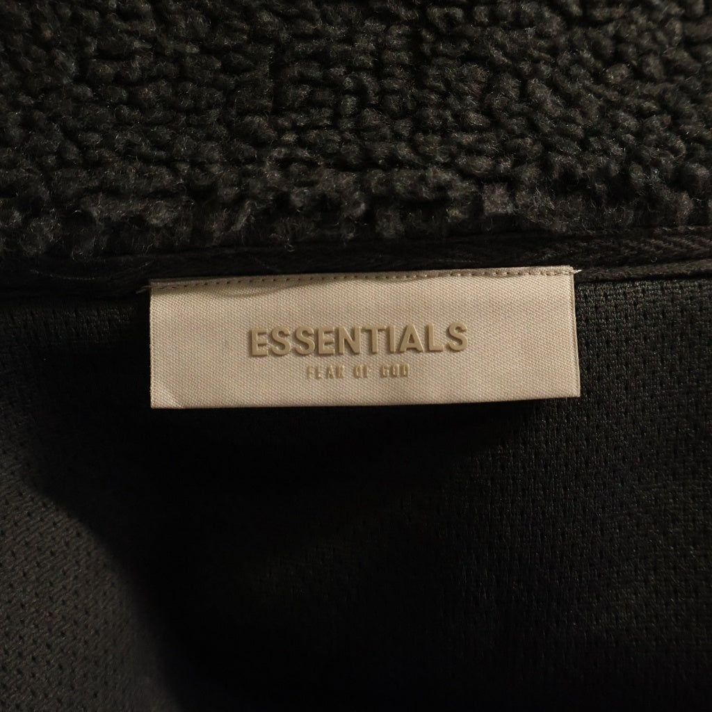 FEAR OF GOD ESSENTIALS(フィアオブゴッド エッセンシャルズ) FLEECE 胸ラバーロゴプレート ジップアップ フリースジャケット グレー