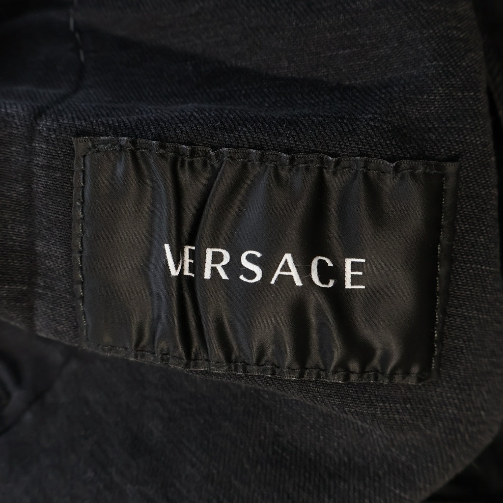 VERSACE(ヴェルサーチ) レザーロゴパッチ ボタンアップ デニムジャケット ブラック 1011834