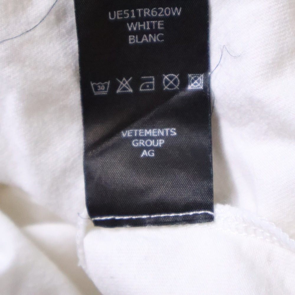 VETEMENTS(ヴェトモン) TINK DIFFERETLY ロゴプリント クルーネック半袖Tシャツカットソー ホワイト UE51TR620W